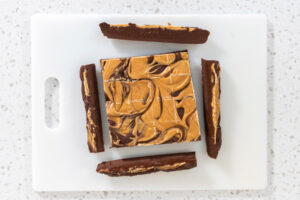 Abgeschnittene Randstreifen neben der begradigten und angezeichneten Fudge-Platte