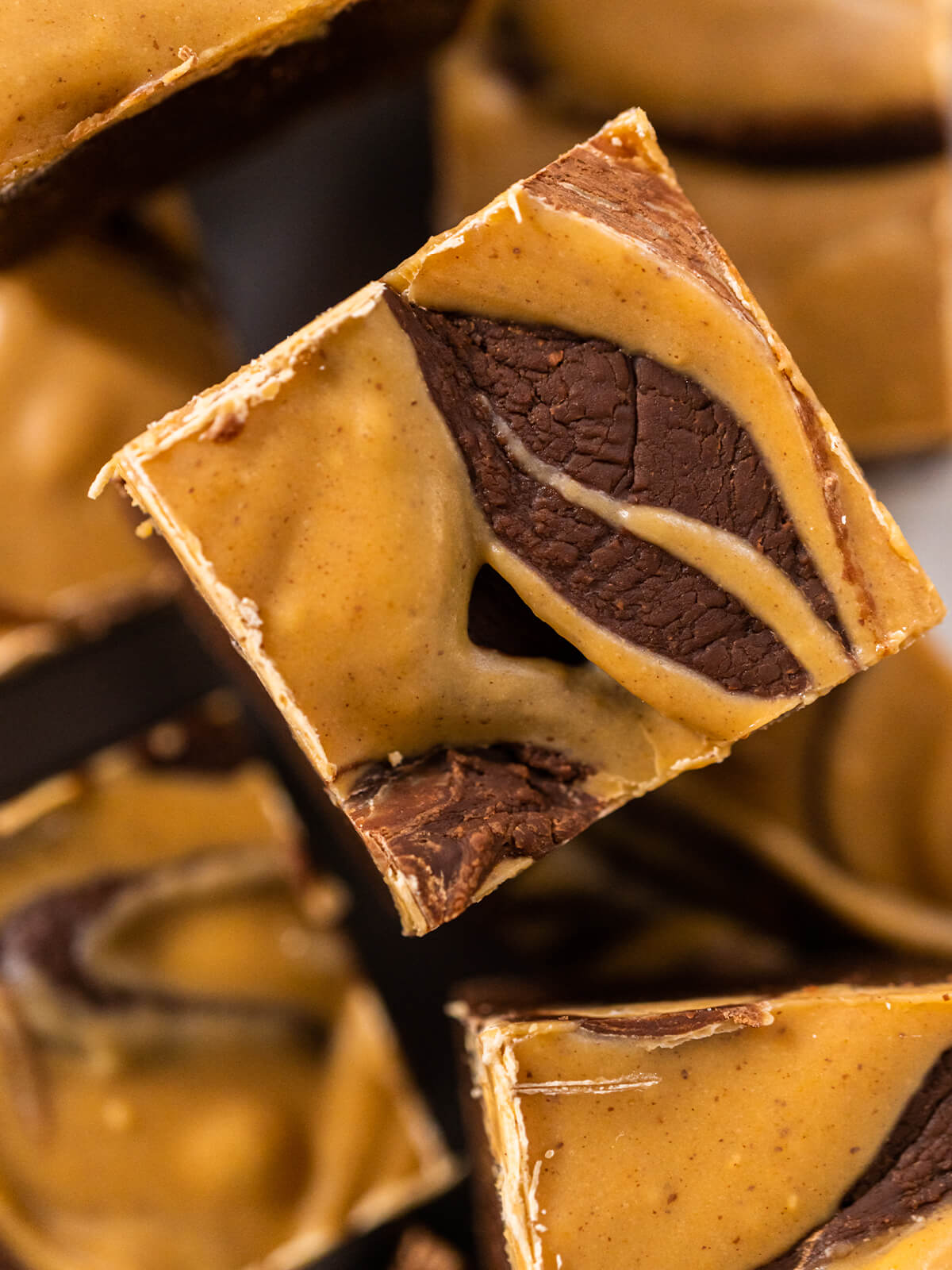 Nahaufnahme eines Fudge-Würfels mit klar getrennten hellen und dunklen Schichten