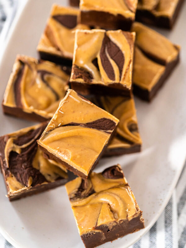 Marmorierte Schokoladen-Fudge-Würfel mit Erdnussbutter-Swirl auf einem ovalen Teller