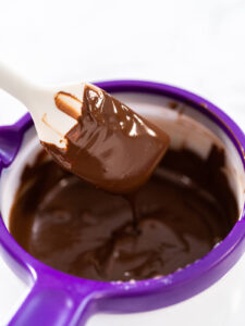 Schokoladen-Glasur zum Verzieren von Keksen (Chocolate Royal Icing)