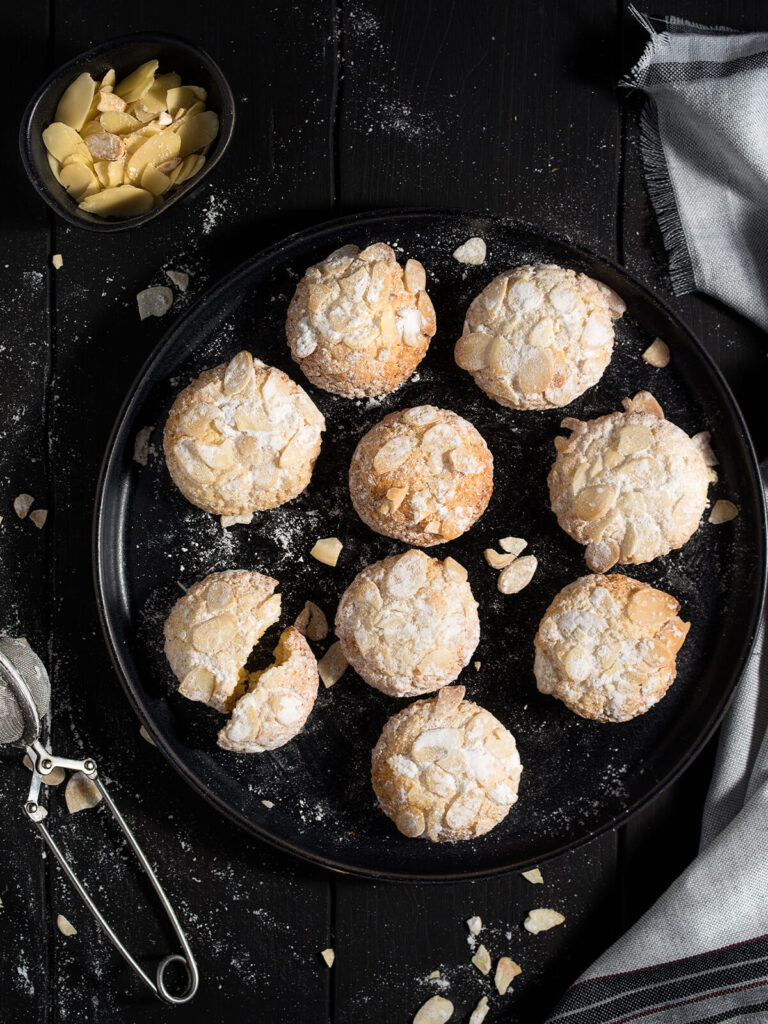Weiche Mandelkekse mit Mandelblättchen – glutenfreie italienische Mandelplätzchen ohne Mehl
