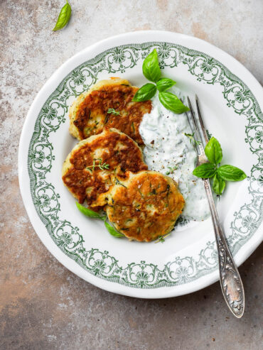 Zucchini-Fritter mit Parmesan – knuspriger Snack mit Tzatziki