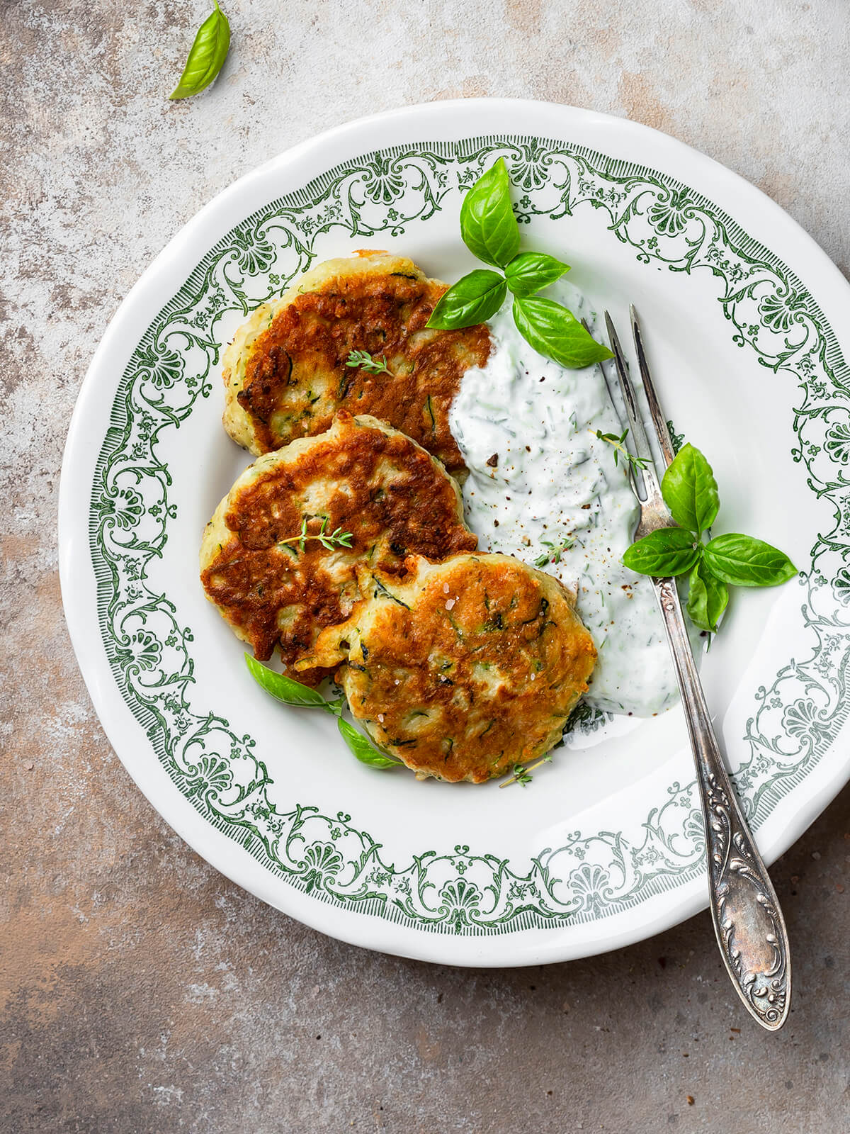 Zucchini-Fritter mit Parmesan – knuspriger Snack mit Tzatziki