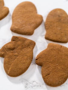 Gebackene Lebkuchen-Fäustlinge in gleichmäßigem Mittelbraun auf einer Marmorfläche
