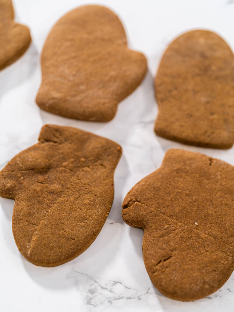 Gebackene Lebkuchen-Fäustlinge in gleichmäßigem Mittelbraun auf einer Marmorfläche