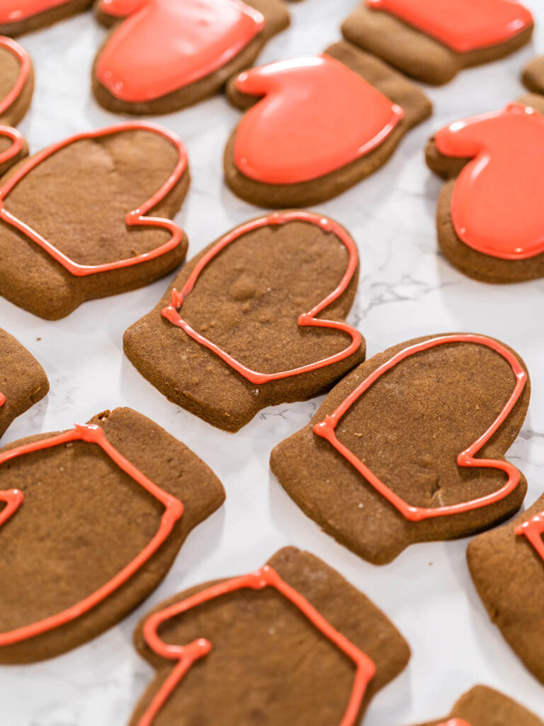 Lebkuchen-Fäustlinge, deren Handflächen mit einer roten Linie aus fester Eiweißglasur umrandet sind