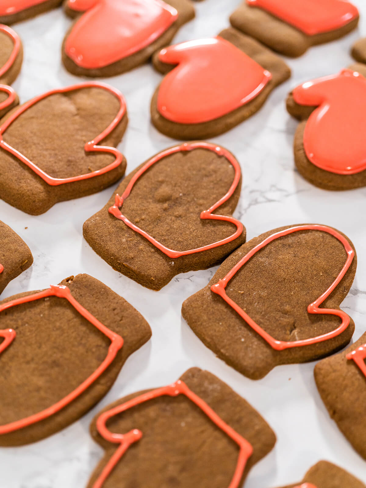 Lebkuchen-Fäustlinge, deren Handflächen mit einer roten Linie aus fester Eiweißglasur umrandet sind