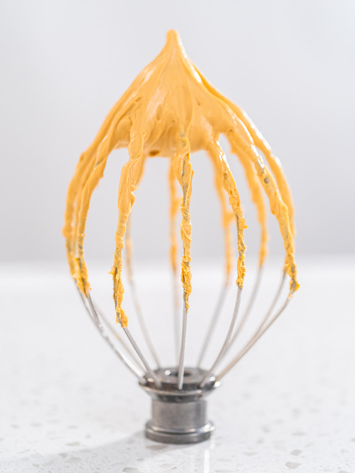 Fertige Dulce-de-Leche-Buttercreme mit stehender Spitze am Schneebesen