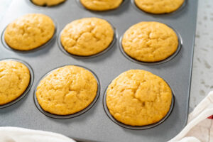 Frisch gebackene Karamell-Cupcakes mit gewölbter Oberfläche im Muffinblech
