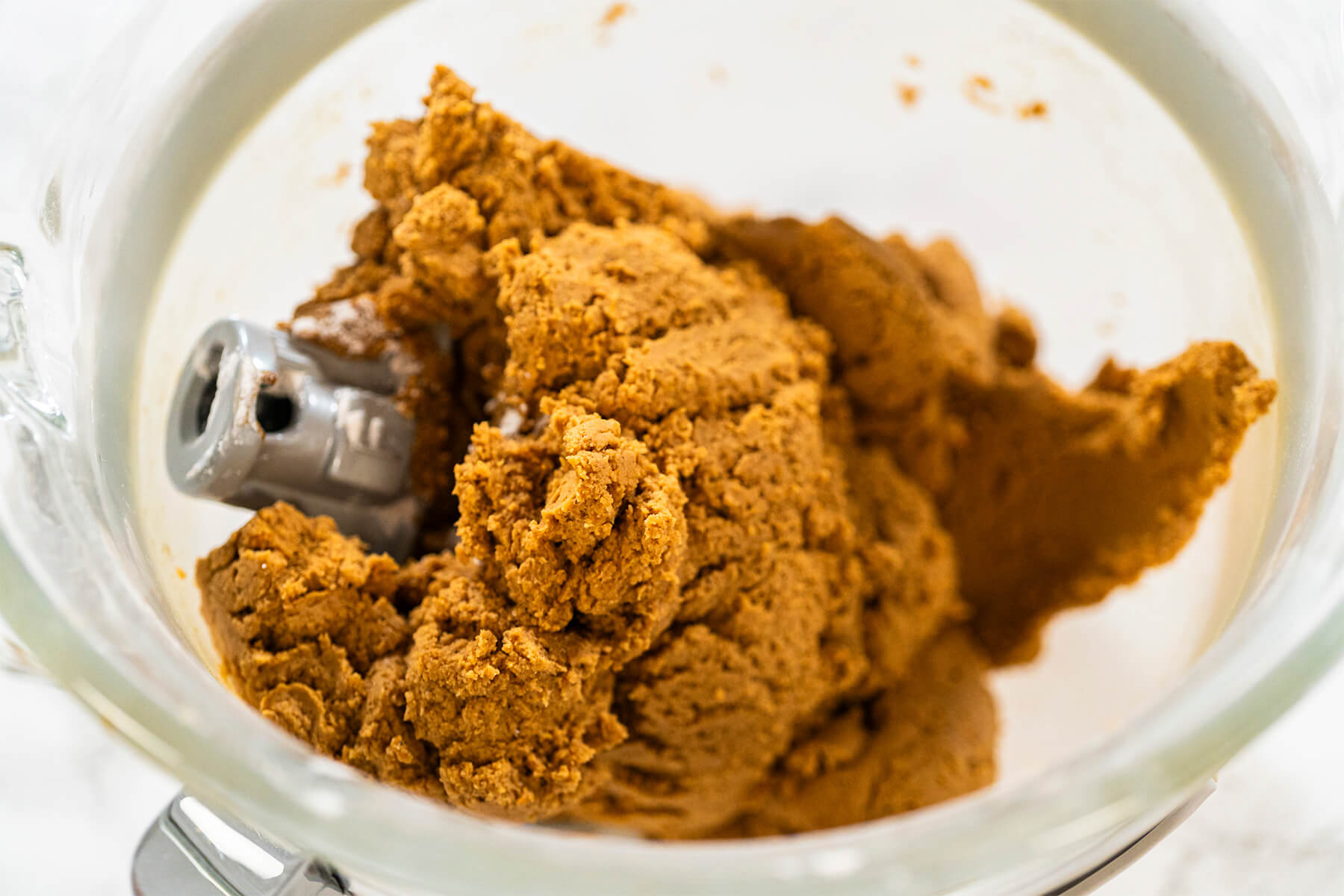 Fertig gerührter, warm karamellbrauner Lebkuchenteig in der Schüssel der Küchenmaschine