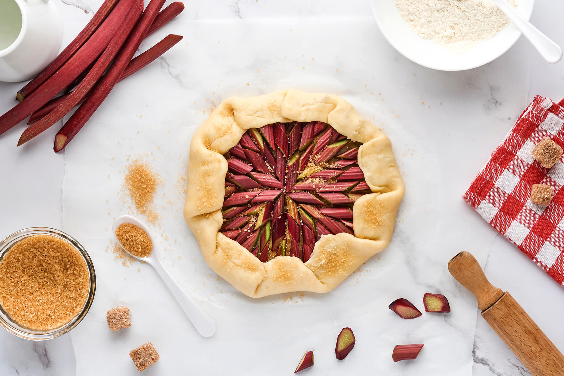 Rustikale Galette aus herzhaftem Mürbeteig, deren Rand locker über die Füllung geklappt ist