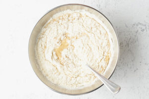 Die restliche Mehlmischung mit Backpulver bedeckt die Oberfläche des Bananenteigs