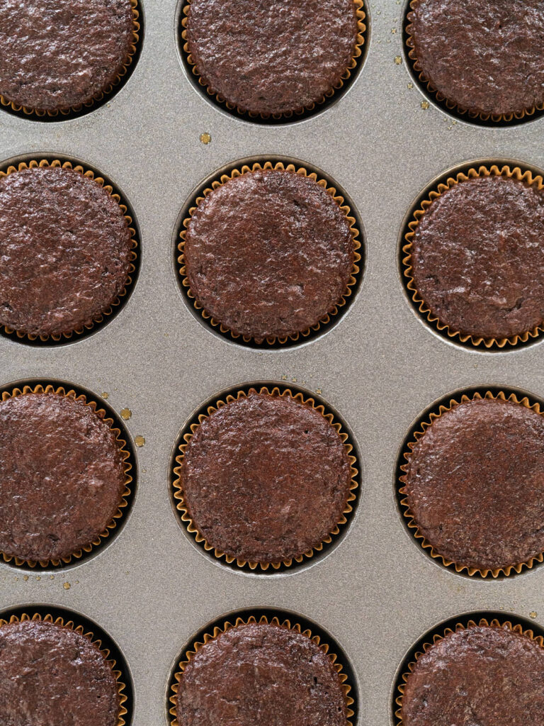Fertig gebackene Schokoladen-Cupcakes mit flachen Oberflächen in der Muffinform, direkt von oben fotografiert