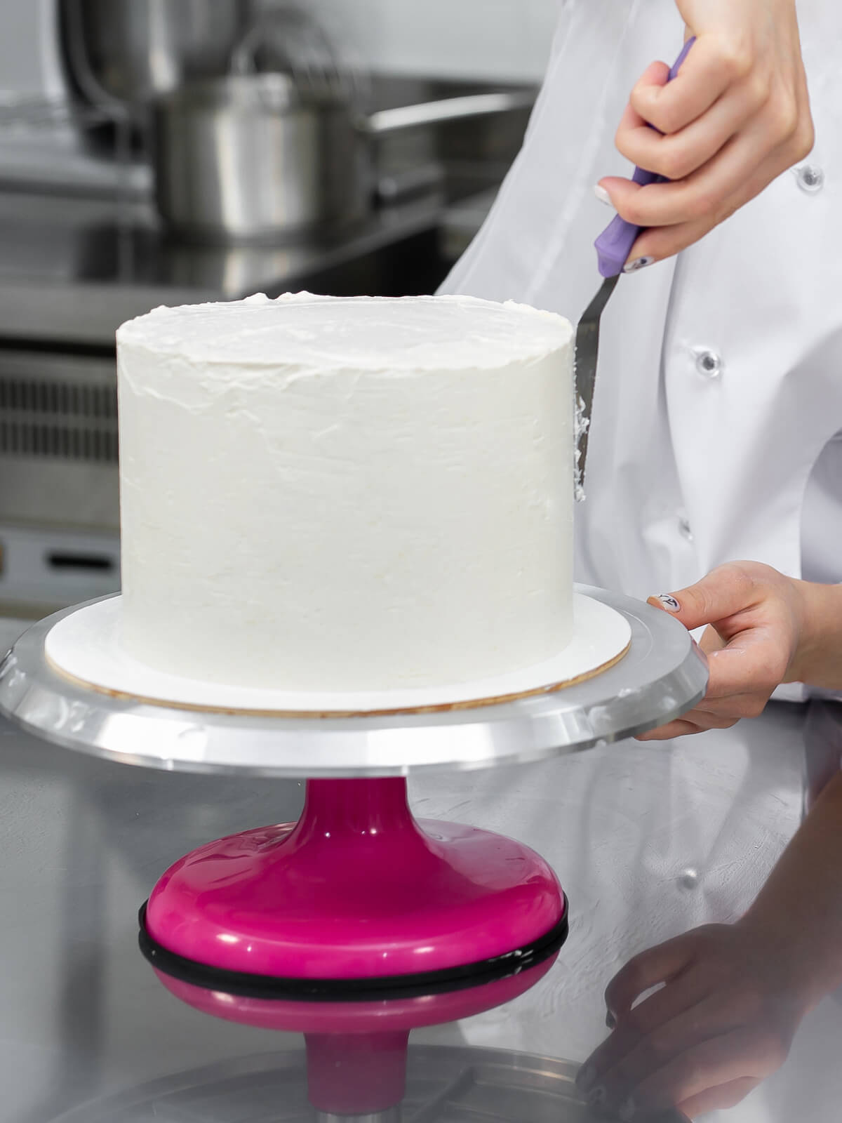Winkelpalette mit deutlich sichtbarer Kröpfung hinter dem Griff arbeitet an der oberen Kante einer eingestrichenen Torte