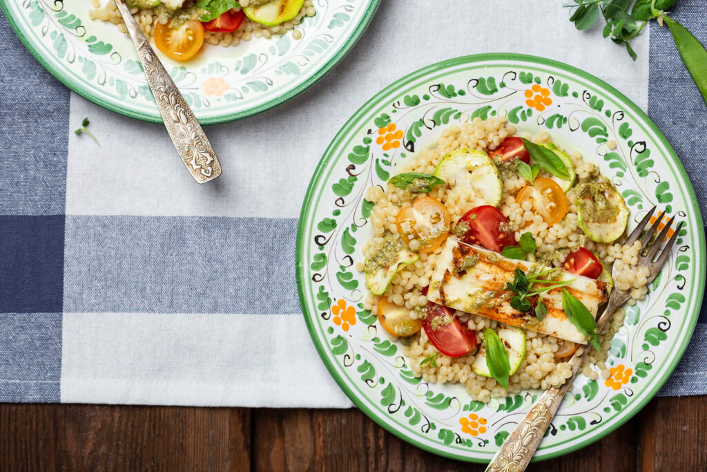 Perlcouscous mit Zucchini, Kirschtomaten und gegrilltem Halloumi