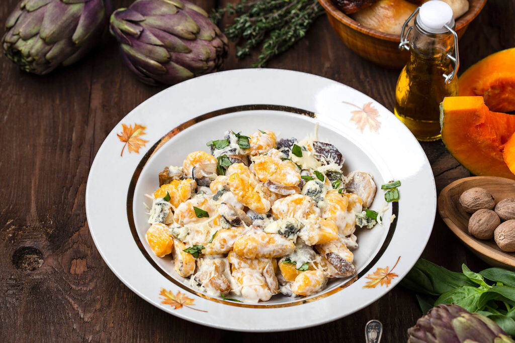 Kürbisgnocchi mit Steinpilzen in Gorgonzola-Sahnesauce
