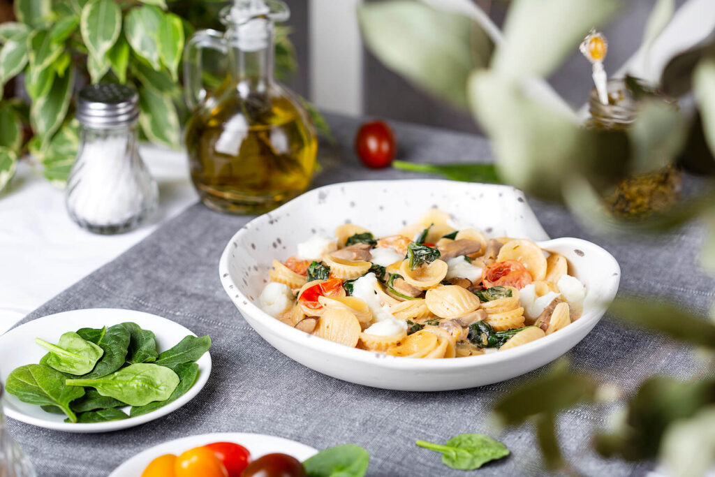 Orecchiette mit Champignons, Spinat und Mozzarella in einer Schale