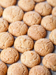 Knusprige italienische Mandelkekse ohne Mehl (Amaretti di Saronno)